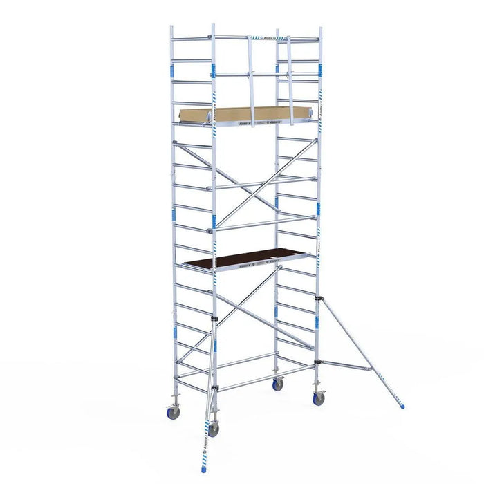 Rollgerüst Alumexx Light 90x190 6,2m Arbeitshöhe gegen Fassade - Gerüstexpress.de