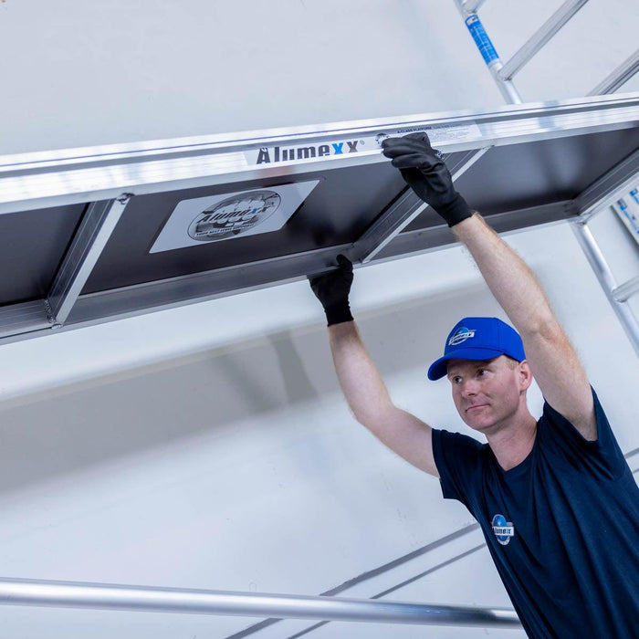 Rollgerüst Alumexx Light 90x250 6,2m Arbeitshöhe an der Fassade - Gerüstexpress.de