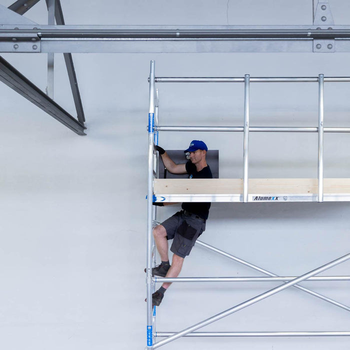 Rollgerüst Alumexx Light 90x250 8,2m Arbeitshöhe an der Fassade - Gerüstexpress.de