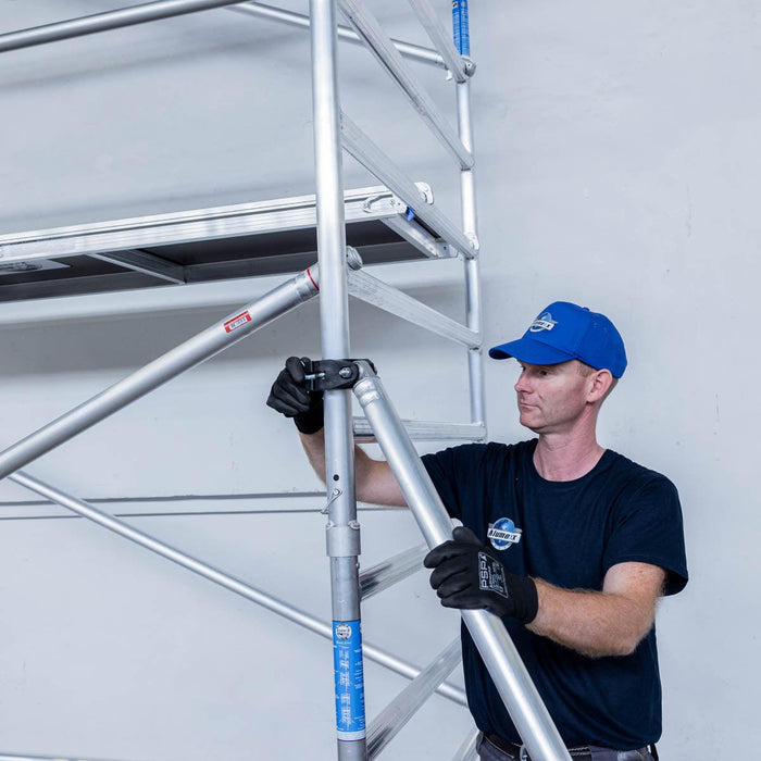 Rollgerüst Alumexx Light 90x250 9,2m Arbeitshöhe an der Fassade - Gerüstexpress.de