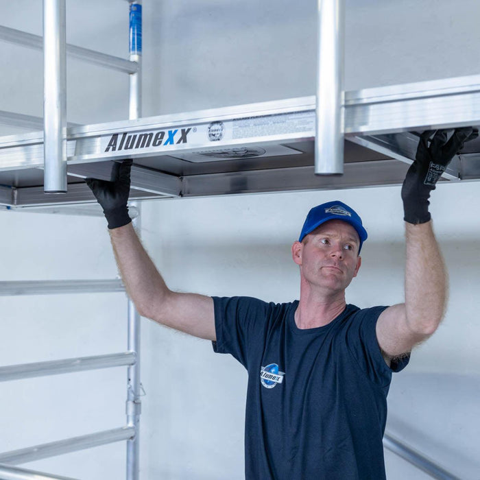 Rollgerüst Alumexx Light 90x250 9,2m Arbeitshöhe an der Fassade - Gerüstexpress.de