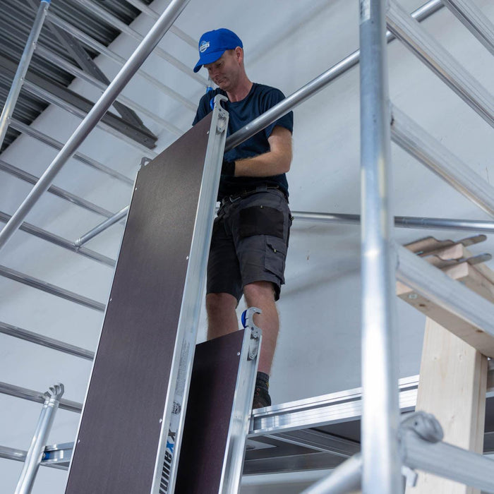 Rollgerüst Alumexx Light 90x250 9,2m Arbeitshöhe an der Fassade - Gerüstexpress.de