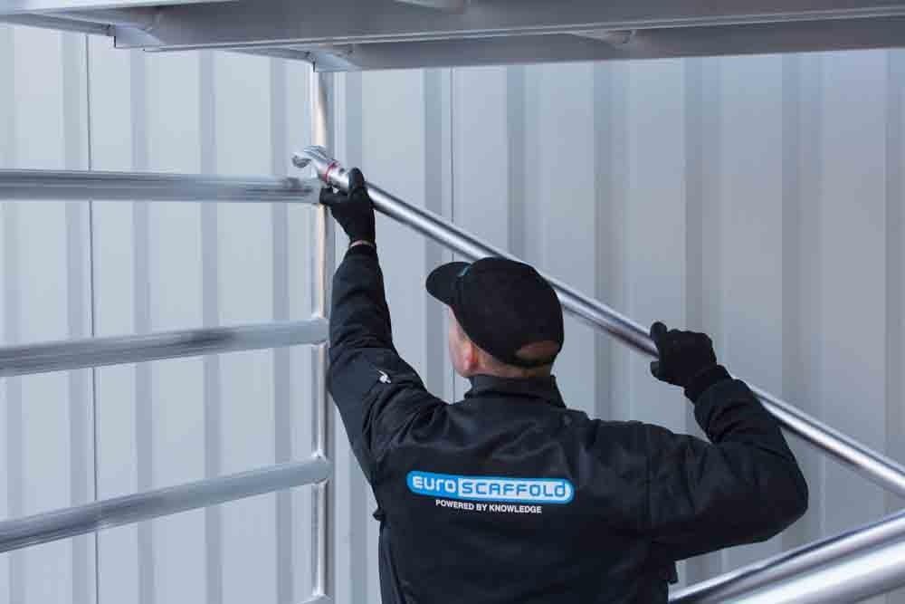 Rollgerüst Eurogerüst Original 135x190 13,2m Arbeitshöhe an der Fassade - Gerüstexpress.de