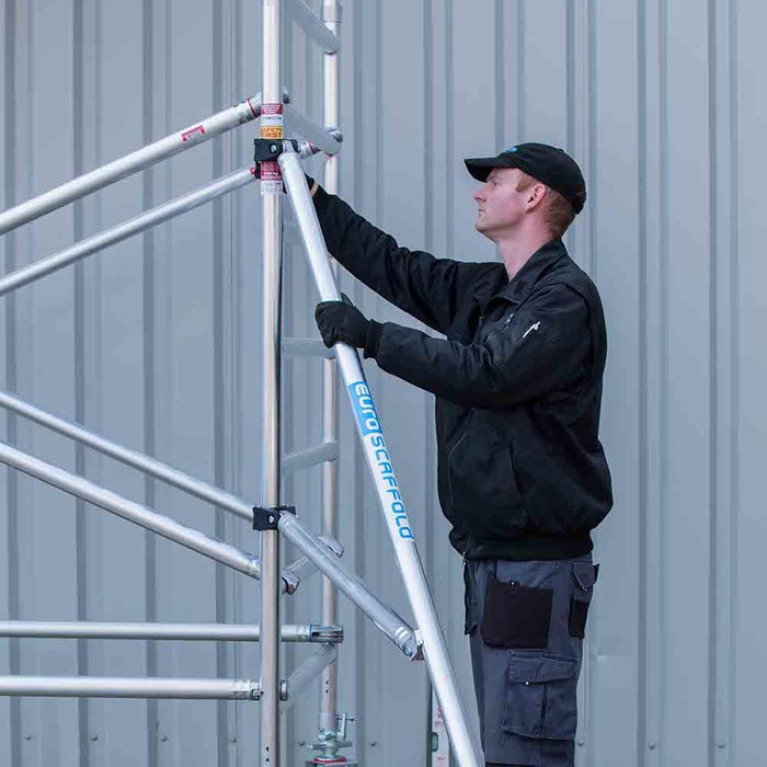 Rollgerüst Eurogerüst Original 135x190 13,2m Arbeitshöhe an der Fassade - Gerüstexpress.de