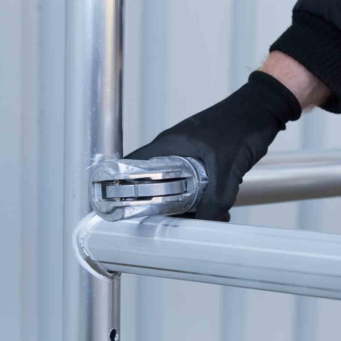 Rollgerüst Eurogerüst Original 135x190 14,2m Arbeitshöhe Carbonplattform gegen Fassade - Gerüstexpress.de