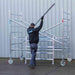 Rollgerüst Eurogerüst Original 135x250 4,2m Arbeitshöhe Carbonplattform gegen Fassade - Gerüstexpress.de