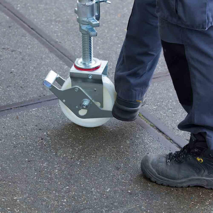 Rollgerüst Eurogerüst Original 135x305 13,2m Arbeitshöhe Carbonplattform gegen Fassade - Gerüstexpress.de