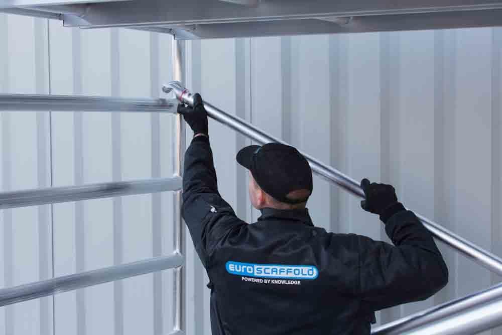 Rollgerüst Eurogerüst Original 135x305 14,2m Arbeitshöhe Carbonplattform gegen Fassade - Gerüstexpress.de