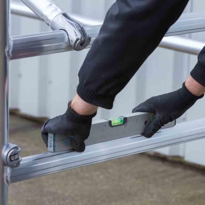 Rollgerüst Eurogerüst Original 75x190 6,2m Arbeitshöhe gegen die Fassade - Gerüstexpress.de