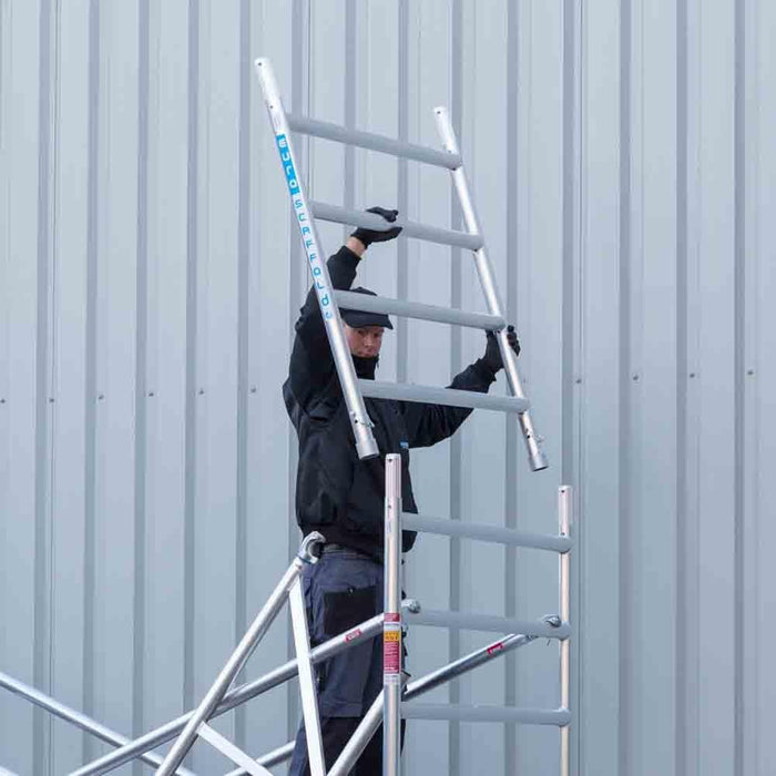 Rollgerüst Eurogerüst Original 75x190 6,2m Arbeitshöhe gegen die Fassade - Gerüstexpress.de