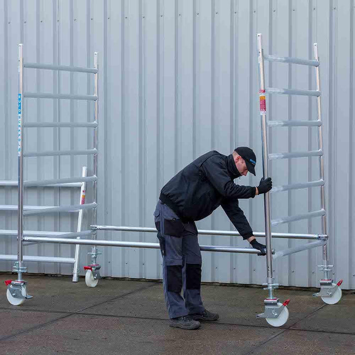 Rollgerüst Eurogerüst Original 75x250 4,2m Arbeitshöhe Carbonplattform gegen Fassade - Gerüstexpress.de