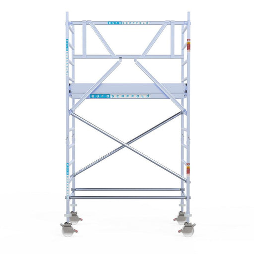 Rollgerüst Eurogerüst Original 90x190 4,2m Arbeitshöhe Carbonplattform gegen Fassade - Gerüstexpress.de