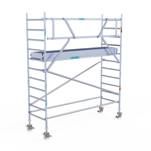 Rollgerüst Eurogerüst Original 90x305 4,2m Arbeitshöhe Carbonplattform gegen Fassade - Gerüstexpress.de