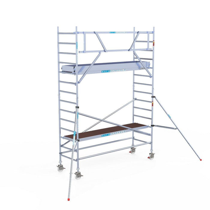 Rollgerüst Eurogerüst Original 90x305 5,2m Arbeitshöhe Carbonplattform gegen Fassade - Gerüstexpress.de