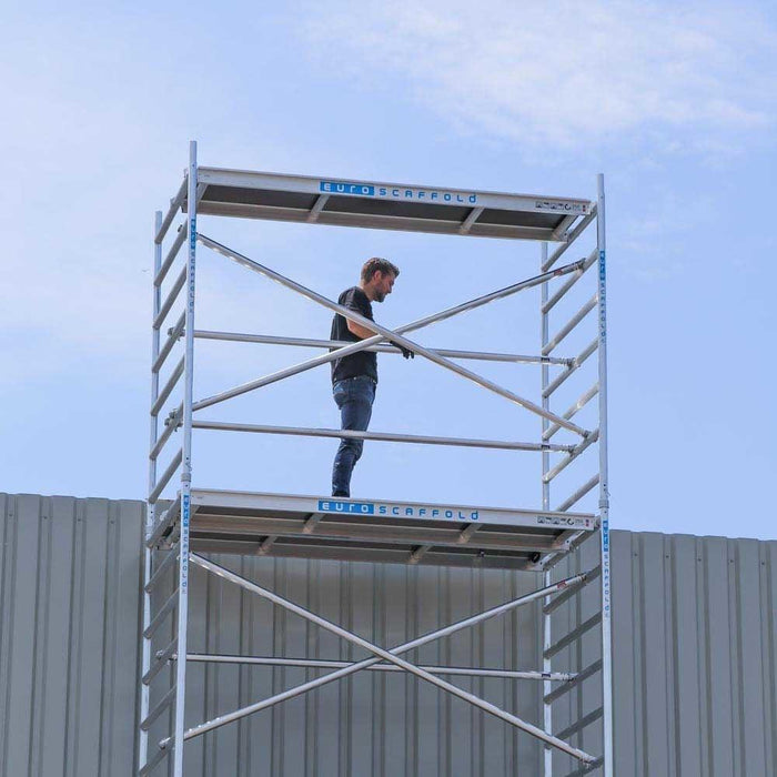 Rollgerüst Euroscaffold Basic 135x190 11,2m Arbeitshöhe Carbonplattform gegen Fassade - Gerüstexpress.de