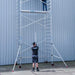 Rollgerüst Euroscaffold Basic 135x190 12,2m Arbeitshöhe Carbonplattform gegen Fassade - Gerüstexpress.de