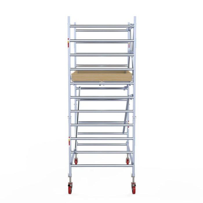 Rollgerüst Euroscaffold Basic 135x190 4,2m Arbeitshöhe Carbonplattform gegen Fassade - Gerüstexpress.de