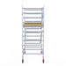 Rollgerüst Euroscaffold Basic 135x190 4,2m Arbeitshöhe Carbonplattform gegen Fassade - Gerüstexpress.de