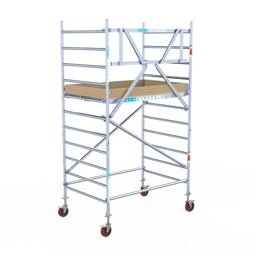 Rollgerüst Euroscaffold Basic 135x190 4,2m Arbeitshöhe Carbonplattform gegen Fassade - Gerüstexpress.de