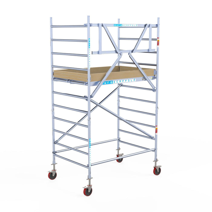 Rollgerüst Euroscaffold Basic 135x190 4,2m Arbeitshöhe Carbonplattform gegen Fassade - Gerüstexpress.de