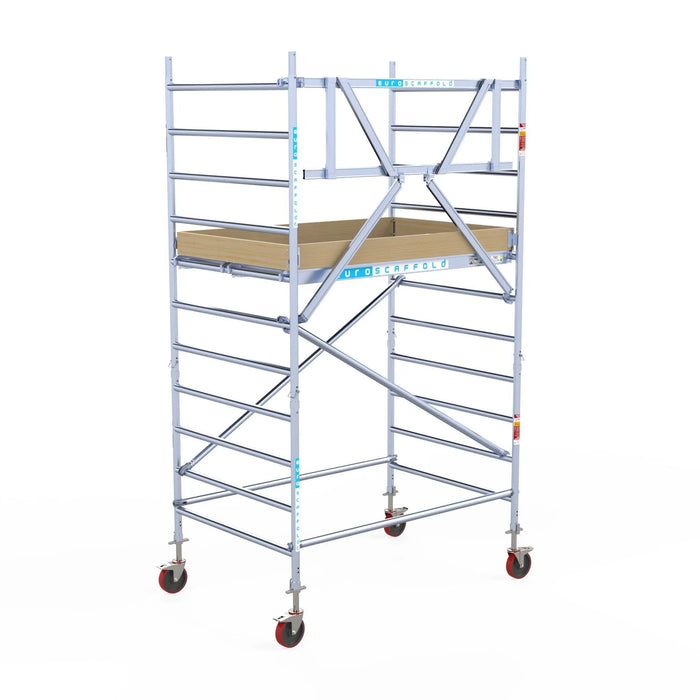 Rollgerüst Euroscaffold Basic 135x190 4,2m Arbeitshöhe Carbonplattform gegen Fassade - Gerüstexpress.de