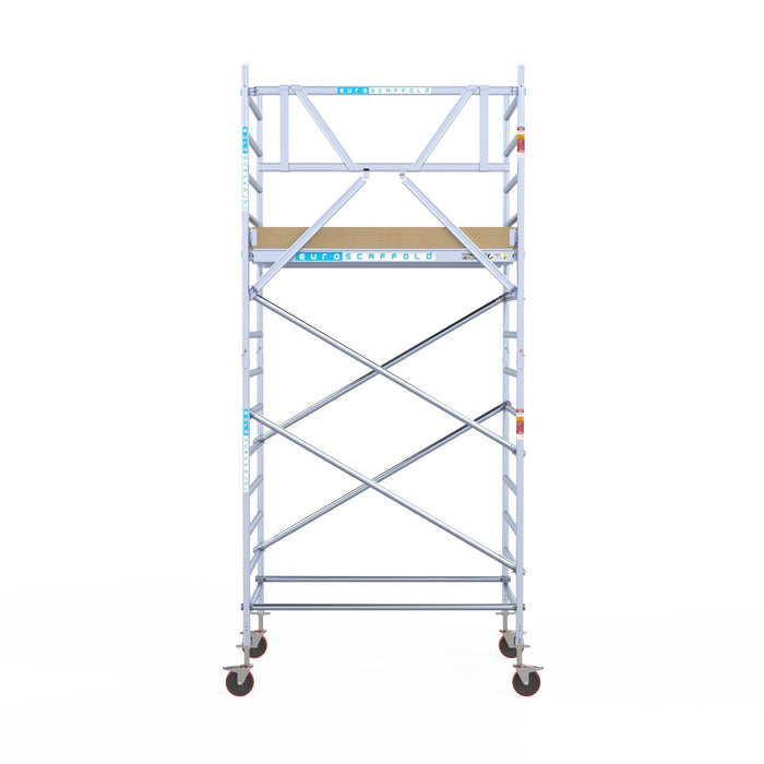 Rollgerüst Euroscaffold Basic 135x190 5,2m Arbeitshöhe Carbonplattform gegen Fassade - Gerüstexpress.de