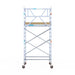 Rollgerüst Euroscaffold Basic 135x190 5,2m Arbeitshöhe Carbonplattform gegen Fassade - Gerüstexpress.de