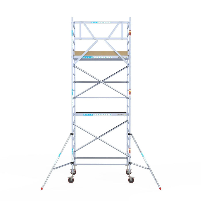 Rollgerüst Euroscaffold Basic 135x190 6,2m Arbeitshöhe an der Fassade - Gerüstexpress.de