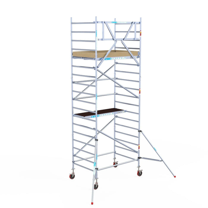 Rollgerüst Euroscaffold Basic 135x190 6,2m Arbeitshöhe Carbonplattform gegen Fassade - Gerüstexpress.de