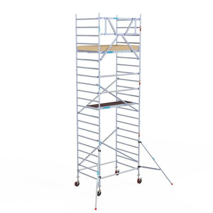 Rollgerüst Euroscaffold Basic 135x190 7,2m Arbeitshöhe Carbonplattform gegen Fassade - Gerüstexpress.de