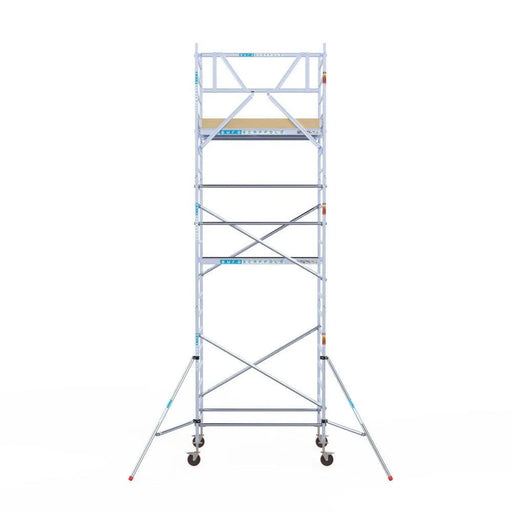 Rollgerüst Euroscaffold Basic 135x190 7,2m Arbeitshöhe Carbonplattform gegen Fassade - Gerüstexpress.de