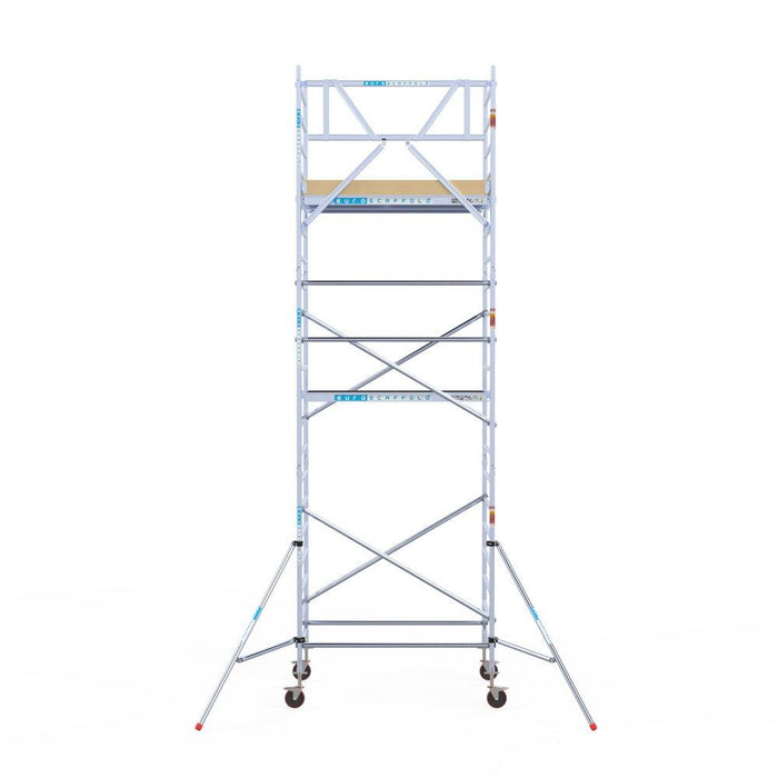 Rollgerüst Euroscaffold Basic 135x190 7,2m Arbeitshöhe Carbonplattform gegen Fassade - Gerüstexpress.de