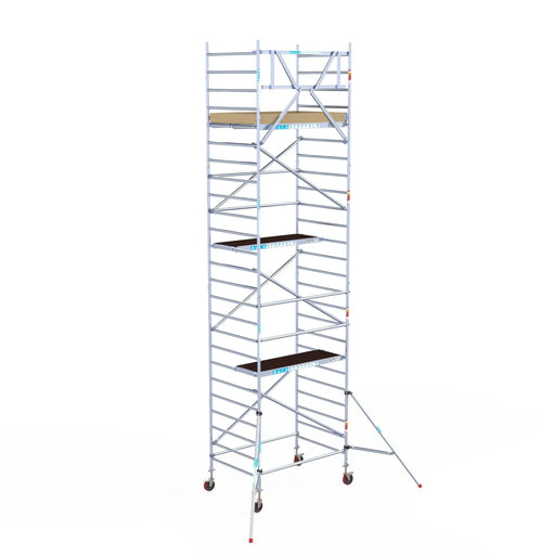 Rollgerüst Euroscaffold Basic 135x190 8,2m Arbeitshöhe Carbonplattform gegen Fassade - Gerüstexpress.de