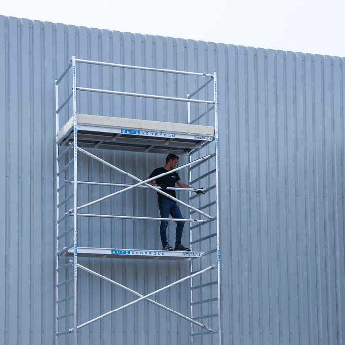 Rollgerüst Euroscaffold Basic 135x250 11,2m Arbeitshöhe Carbonplattform gegen Fassade - Gerüstexpress.de
