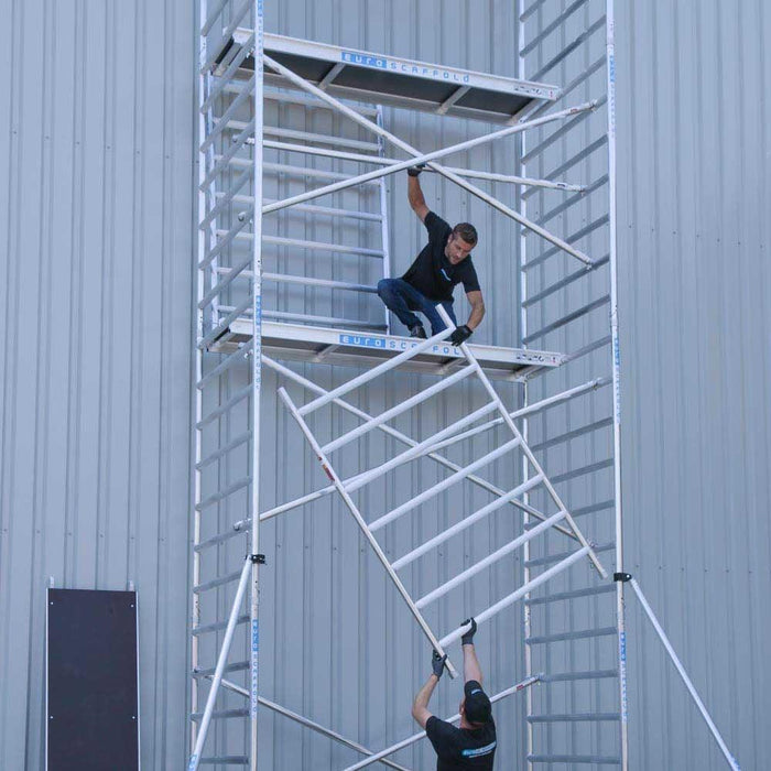 Rollgerüst Euroscaffold Basic 135x250 12,2m Arbeitshöhe an der Fassade - Gerüstexpress.de