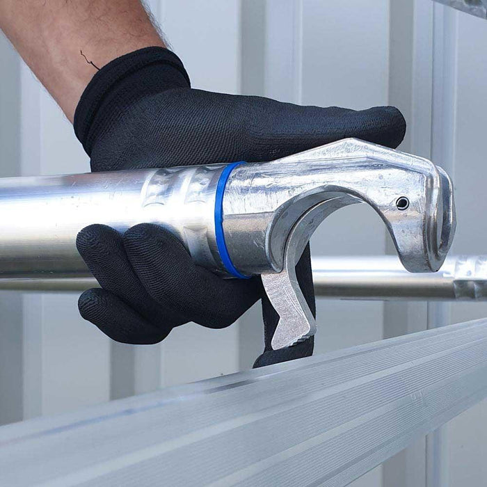 Rollgerüst Euroscaffold Basic 135x250 12,2m Arbeitshöhe an der Fassade - Gerüstexpress.de