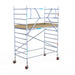 Rollgerüst Euroscaffold Basic 135x250 4,2m Arbeitshöhe an der Fassade - Gerüstexpress.de