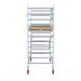 Rollgerüst Euroscaffold Basic 135x250 4,2m Arbeitshöhe Carbonplattform gegen Fassade - Gerüstexpress.de