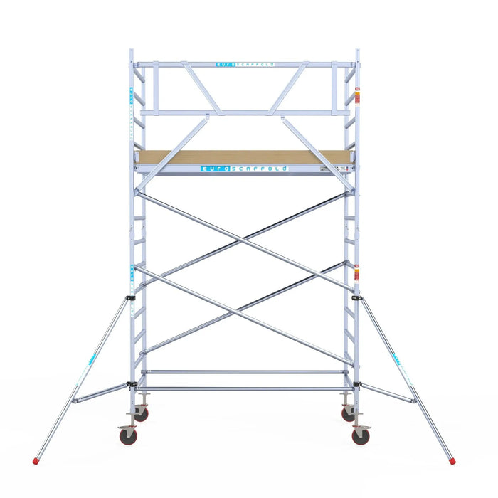 Rollgerüst Euroscaffold Basic 135x250 5,2m Arbeitshöhe an der Fassade - Gerüstexpress.de