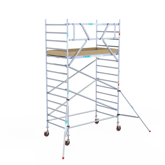 Rollgerüst Euroscaffold Basic 135x250 5,2m Arbeitshöhe an der Fassade - Gerüstexpress.de