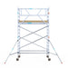 Rollgerüst Euroscaffold Basic 135x250 5,2m Arbeitshöhe Carbonplattform gegen Fassade - Gerüstexpress.de
