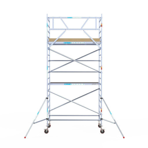 Rollgerüst Euroscaffold Basic 135x250 6,2m Arbeitshöhe Carbonplattform gegen Fassade - Gerüstexpress.de
