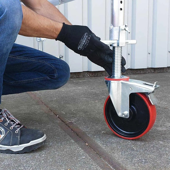 Rollgerüst Euroscaffold Basic 135x250 7,2m Arbeitshöhe an der Fassade - Gerüstexpress.de