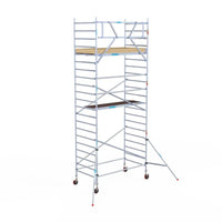 Rollgerüst Euroscaffold Basic 135x250 7,2m Arbeitshöhe Carbonplattform gegen Fassade