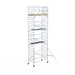 Rollgerüst Euroscaffold Basic 135x250 9,2m Arbeitshöhe Carbonplattform gegen Fassade - Gerüstexpress.de