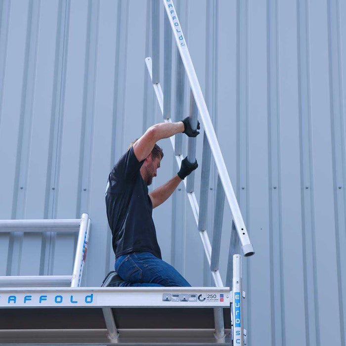 Rollgerüst Euroscaffold Basic 135x305 12,2m Arbeitshöhe Carbonplattform gegen Fassade - Gerüstexpress.de