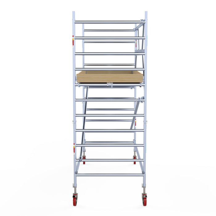 Rollgerüst Euroscaffold Basic 135x305 4,2m Arbeitshöhe Carbonplattform gegen Fassade - Gerüstexpress.de