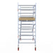 Rollgerüst Euroscaffold Basic 135x305 4,2m Arbeitshöhe Carbonplattform gegen Fassade - Gerüstexpress.de