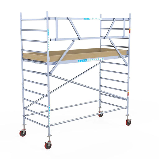 Rollgerüst Euroscaffold Basic 135x305 4,2m Arbeitshöhe Carbonplattform gegen Fassade - Gerüstexpress.de