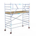 Rollgerüst Euroscaffold Basic 135x305 4,2m Arbeitshöhe Carbonplattform gegen Fassade - Gerüstexpress.de